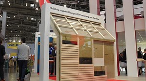 Matthias Becker, unser Produktmanager Hochbau, präsentiert auf der BAU 2023 in München unser Modell für den Holzbau und das Steildach. Schaut euch das Video an oder besucht uns direkt in Halle A1, Stand 103 und entdeckt unsere Dämmlösungen für Sanierung und Neubau. Weitere Infos zu unseren Dämmlösungen für den Holzbau: https://rockwool.link/Holzrahmenbau Weitere Infos zu unseren Dämmlösungen fürs Steildach: https://rockwool.link/Steildachdaemmung | ROCKWOOL