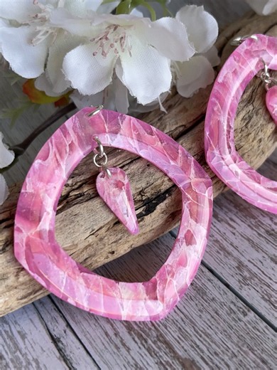 Rose Quartz Earrings using Translucent Polymer Clay & Pearl Powders The tools are made by me and sold on Jessama Design's Etsy store. Link in Bio! Whale mold: https://jessamadesign.etsy.com/listing/4510854494 Donut cutter: https://jessamadesign.etsy.com/listing/728523362 Mini cutters: https://jessamadesign.etsy.com/listing/618390532 Want a full free tutorial? Find it on Jessama Tutorials Youtube Channel: https://youtu.be/fC9DFOTNtjc #polymerclay #polymer clay art ideas #polymerclaytutorials #mak