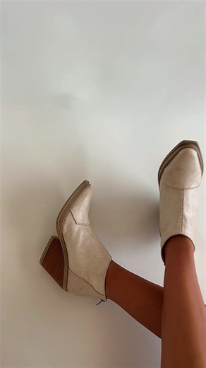 🤍 Elizabeth Craque Hueso 🤍 Un tono claro que eleva cualquier look sin esfuerzo. Las Elizabeth Craque Hueso son de cuero, cómodas y con ese diseño estilizado que transforma un outfit simple en uno sofisticado. Elegantes, versátiles y perfectas para usar todo el día. Ese tipo de zapato que combina con todo… y siempre se ve bien. ✨ Disponibles ahora en www.crissaraos.cl 🚚 Envíos a todo Chile #crissaraos