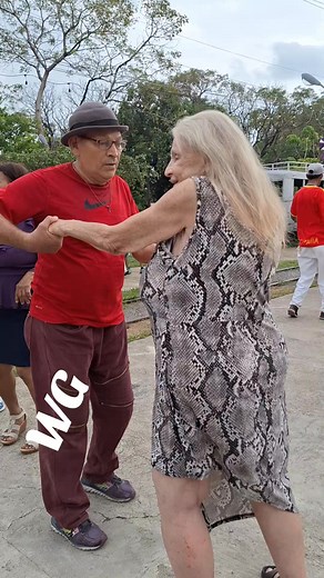 201K views · 2.1K reactions | SIEMPRE MUY BIEN ACOMPAÑADA LOLITA#ElSalvador #LiveOutlandish #bailestiktok #virals #sonsonatecity #fypシ゚ #sonsonatecity viralシ #sonsonatecity #foryou #music #grupococo #foryouシ #elsalvador #bailecito #parquelibertad #musica #dance #grupococoelsalvador | William Coco | Facebook