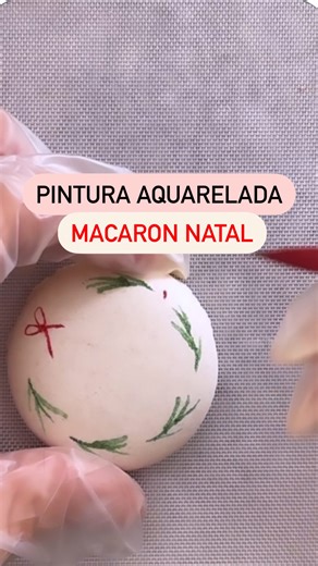 Macarons | Confeitaria | Cursos on Instagram: "Essa é a diferença entre fazer um doce e criar algo que encanta. 💫 A pintura à mão nos macarons eleva o valor, destaca seu trabalho e mostra o nível de cuidado que o cliente sente ao primeiro olhar. 🎄 E o melhor? Essa técnica faz parte do que eu ensino no meu curso de macarons — pra você se destacar e viver da confeitaria com mais segurança e reconhecimento. 💕 💬 Comente NATAL e participe da Semana Macarons Mágicos de Natal, com aulas gratuitas e
