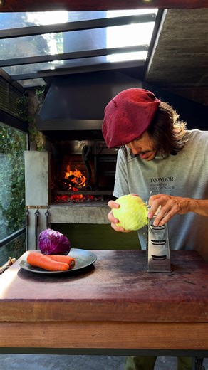 Salve, salve, hermanitos e hermanitas! 🔥 Tem receita simples que vira espetáculo quando vai pra parrilla. Hoje preparei um sanduíche de frango empanado de respeito: bifes crocantes por fora, suculentos por dentro, daqueles que fazem barulho na mordida e silêncio na mesa de tão bom. Usei o bife de frango temperado da @nutrifrango. Perfeito pro dia a dia, mas que na chapa da parrilla ganha outro nível. Sempre macio, sempre saboroso. Produto de fundamento. Empanei no capricho: ovo, farinha de trig