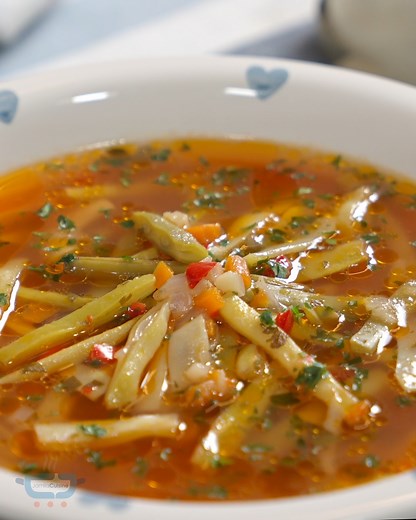 Ciorba de fasole verde sau de fasole pastai, o reteta simpla, delicioasa si cu multe legume, foarte potrivita pentru vremea rece. Acrita cu bors si cu mult patrunjel deasupra e un deliciu sanatos si gustos. Voi cum o preparati? | JamilaCuisine