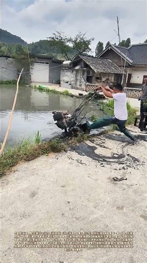 傾斜面を這い上がる耕うん機：体重と機械の力で救出