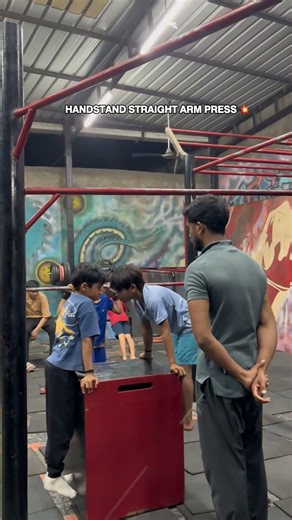 𝗛𝗔𝗡𝗗𝗦𝗧𝗔𝗡𝗗 𝗦𝗧𝗥𝗔𝗜𝗚𝗛𝗧 𝗔𝗥𝗠 𝗣𝗥𝗘𝗦𝗦 💥 #calisthenics #motivation #hardworkworks #streetworkout #pushups