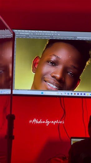 Voici la différence entre une photo normale et une photo retouchée sur Photoshop. Beaucoup pensent que la retouche photo consiste seulement à ajouter des filtres. Mais en réalité, c’est un travail précis où chaque détail compte. Dans cette retouche, j’ai travaillé sur plusieurs éléments essentiels : L’éclairage pour donner plus de profondeur au visage Les couleurs pour rendre l’image plus vivante Les imperfections pour garder un rendu naturel et professionnel Le contraste pour faire ressortir le