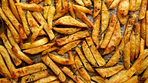 How to make crispy chips at home using a bowl of water