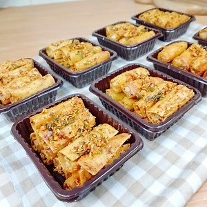 Pangsit bojot Bahan bahan: 250 gr tepung tapioka 2 sdm tepung terigu 1/2 sdm garam 1/2 sdm kaldu bubuk 1/4 sdt merica 1 bungkus bawang putih bubuk 250 ml air Kulit pangsit secukupnya Bahan bumbu bojot: 6 siung bawang putih 8 lembar daun jeruk 20 gr cabe kering blender kasar 1 sdm bumbu atom/kaldu bubuk | Dapur Ummu Husna