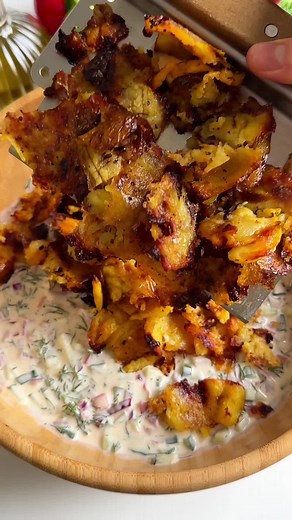 Viraler knuspriger Kartoffelsalat🥔🥗 Endlich habe ich auch den Salat ausprobiert und für sehr lecker befunden😍 Wie findet ihr ihn? Wenn ihr den Salat noch nicht ausprobiert habt, macht es auf jeden Fall 😍 Ich habe übrigens etwas mehr Gemüse hinzugefügt, um den Salat frischer zu machen 🙏🏻 Zutaten: 500-700g Kartoffel-Drillinge (ganzes Blech) etwas Olivenöl Salz,Pfeffer,Paprika 1/2 frische Gurke 1/2 Paprika 1 rote Zwiebel etwas Dill oder Petersilie Dressing: ca.4-5 EL Joghurt 2 EL Mayo 1 EL Se