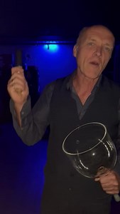 Gisteren stond Stef Bos in een uitverkocht ATLAS! 🧡 1 minuut voor de voorstelling nam hij deze video op, waarin hij uitlegt hoe hij zich vlak voor een voorstelling voelt. | ATLAS Theater