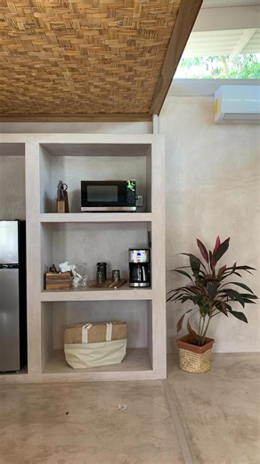 Zara D’Cotta | Healthy building on Instagram: "What happens to radiation levels when a microwave he turned on? I’m not here to judge, or convert. This is about making the invisible visible. Just as monitoring relative humidity helps us maintain healthy indoor spaces, understanding EMF exposure levels plays a vital role in informed decision making. One of the things that surprised me most during my Electromagnetic Radiation Specialist training was measuring radiofrequency levels when a microwave 