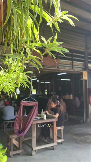 Orang Klang mesti dah biasa makan dekat sini kan? Sekali langkah masuk ke restoran, terus terimbau nostalgia zaman 70-80an. Sambil makan pula didendangkan lagu2 P. Ramlee memang terasa berputar masa. . Pelbagai jenis menu sarapan kampung yang terdapat di sini antaranya ubi rebus, lempeng, roti kukus, roti bakar dan banyak lagi. Disebabkan waktu operasi mereka bermula 9.30pagi sehingga 3.30 petang, jadi mereka turut menyajikan menu tengah hari seperti nasi ayam berempah, nasi ayam kunyit dan lain