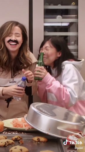 f for the cake ☹️🎂 #twitchstreamer #twitchclips #pokimane #offlinetv | pokimane