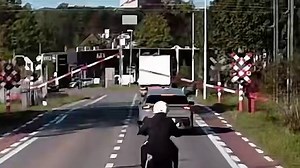 Vrachtwagen negeert signaal en ontwijkt slagbomen aan spooroverweg in Lier: “Ernstig gevaar”