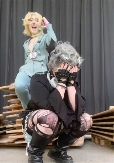 Petit duo qui m’a particulièrement tenue à cœur Luka et Till de Alien Stage, merci à toi mon Till @🦇★𝓔𝓸𝓵𝓮•👾🍓 💛 Je suis trop fiere de nous !!! C’est une Mega pas pour moi cette année est on la traverser à deux 🤧 . Je t’en remercie ! . #alienstagecosplay #cosplay #cambrai #salondumanga #popculture