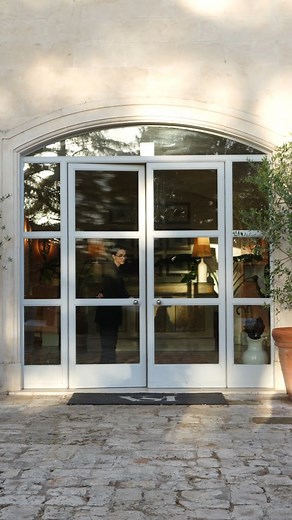 At Villa San Martino, we believe every guest brings their own story, and ours begins the moment you step inside. The scent of the garden, the glow of the candles, the sound of laughter from the terrace, they all come alive when you’re here. Our doors are never really closed; they wait, quietly, for your return. Because this isn’t just a place to stay, it’s a place where you are truly welcomed, always. ________________________________ A Villa San Martino, crediamo che ogni ospite porti con sé la 