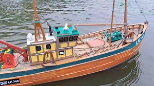 Beautiful detailed motor trawler - 1/24th scale? with fishing boat in tow down from Aberdeen today | Dundee Model Boat Club