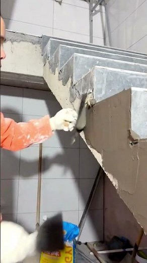 階段裏を美しく仕上げる左官職人の施工技術