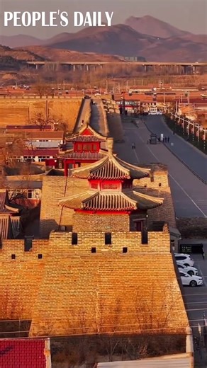 Podívejte se na starobylé město Jimingyi v Čang-ťia-kchou v severočínské provincii Che-pej, největší a nejzachovalejší historickou poštovní základnu v Číně. Město bylo postaveno za dynastie Jüan (1271-1368) a sloužilo jako kurýrní stanice až do roku 1913. #Čína #architektura | Chinese Embassy in Prague （Velvyslanectví Čínské lidové republiky）