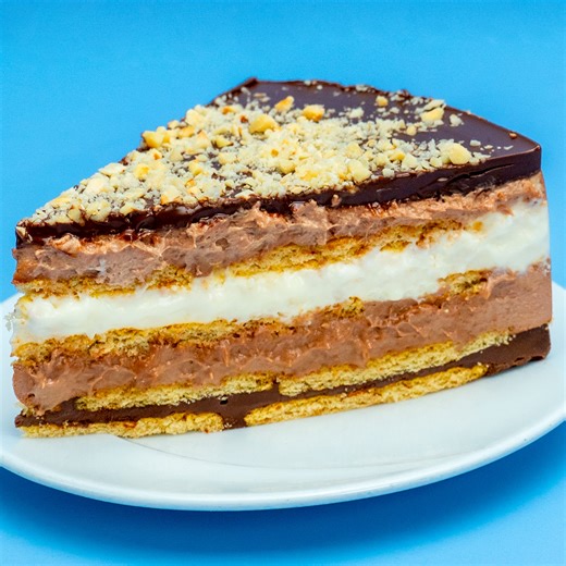 164K views · 1.5K reactions | Tortul Kinder Bueno, fara coacere, a innebunit tot internetul! Ingrediente: biscuiți: 450 g ciocolată neagră: 150 g unt: 30 g zahăr: 100 g Cremă: frișcă: 500 ml mascarpone: 600 g ciocolată neagră topită: 100 g ciocolată albă topită: 100 g Glazură: ciocolată neagră: 170 g ulei: 30 ml frișcă: 40 ml alune de pădure: 100 g | Cookrate - Romania | Facebook