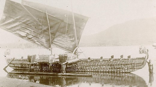 Das #LufBoot von den Hermit Islands in der Südsee ist das weltweit einzige erhaltene Exemplar seiner Bauart. ⛵ Die Kuratorin Dorothea Deterts erzählt in der 2. Folge unserer Mini-Webserie, was sich in der 16m langen Umzugskiste verbrigt. | Humboldt Forum