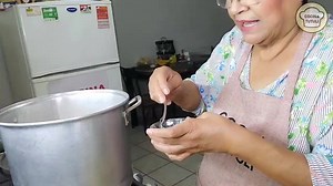 Menudo blanco " Super delicioso " 😋🤤🐮🍋🧄🧅. ingredientes : lavar y picar muy bien 1.500.gramos de panza de res y 800.gramos de patas o pezuñas ...depositar todo en agua limpia con 1/2 taza de vinagre blanco y el jugo de 3 a 6 limones... por 1 hora remojar y luego tallados otra vez y enjuagar con agua pura 2 veces .. ponerlo a cocer con 700 gramos de nixtamal y 1 cebolla blanca grande . 2 cabezas de ajo grandes , pelar todos los dientes de ajo . yo lo puse a flama media por 2 horas , ya que e