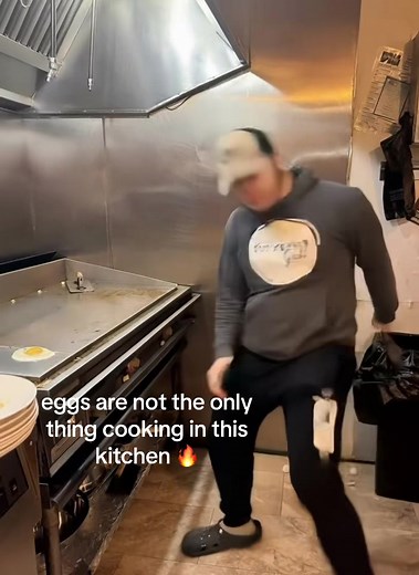 when the cook has time for side work but instead is found doing this!! 🤣 #fyp #foryoupage #servertok #restaurant