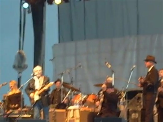 Merle Haggard – White Line Fever...🎧 Watch full this song: https://bestcountrysongs.dohimusic96.com/merle-haggard-white-line-fever/?utm_source=facebook&utm_medium=ngreel&utm_campaign=vintagecountrymelodies | Vintage Country Melodies