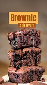 Skomentuj "Przepisy" a wyślę Ci link do specjalnej zniżki na paczkę 115 przepisów z airfryera. A teraz przepis na Brownie z wideo 👇 💡 Składniki: ✅ 1 dojrzały banan (120 g) ✅ 60 g masła orzechowego ✅ 2 jajka ✅ 30 g kakao ✅ 2 łyżki erytrytolu/ksylitolu ✅ ¼ łyżeczki proszku do pieczenia ✅ Szczypta soli ✅ Garść malin ✅ 20 g gorzkiej czekolady 💡 Przygotowanie: 1️⃣ Banana rozgnieć widelcem. 2️⃣ Dodaj jajka, masło orzechowe, kakao, erytrytol, proszek do pieczenia i sól – wymieszaj. 3️⃣ Wrzuć posieka