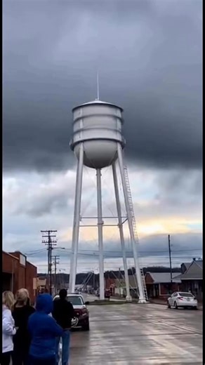 Tulsa Area Breaking News on Instagram: "Breaking: A massive water tower in Mannford exploded and collapsed, sending tons of water rushing through the area. People nearby were heard screaming as the structure came down. Extent of damage is still unclear. #Mannford #Oklahoma #BreakingNews #Explosion #TABN"