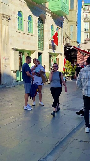 Girl Drops Her Purse 😲💵| Social Experiment #socialexperiment #helping #humanity #viral #reels #foryou #explore #fbreels #reelsfb | Who Cares?