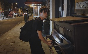 在街头弹奏《银翼杀手》中的Memories of Green