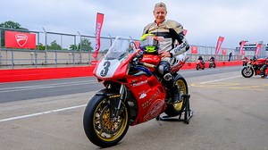 Throwing it back to last week when Chris "Stalker" Walker rode Key Racing's Manx TT winning Ducati 916! Get the full story here: https://www.ducati.com/gb/en/news/chris-walker-rides-key-racing-s-manx-tt-winning-ducati-916-at-donington-park #Ducati #Ducati916 | Ducati UK Racing