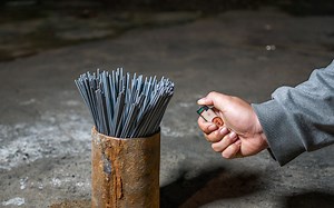点燃300根仙女棒烟花，那个场面太帅了吧！