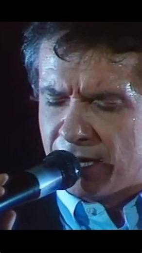 Comme les rouges déclinants Des lueurs occidentales ♫♪ 🎥 Vidéo complète : https://MichelSardou.lnk.to/LesYeuxDunAnimalLiveVidFP "Les yeux d'un animal", live 🇧🇪 1985 | Michel Sardou - Universal Music