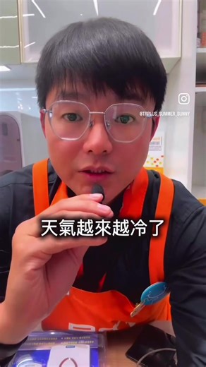 好冷的天氣🥶 今天特力屋社區管家誌祺，來到河邊北街的一棟透天厝🏠 家人半夜被「砰！」一聲嚇醒😱 不是做夢，是磁磚因溫差爆裂‼️ 地板直接炸開，真的超可怕… 他們第一時間就來找我協助💪 我們決定👉 拆除爆裂磁磚＋補夾板找平 再鋪上 Color卡樂 SPC 防水超厚地板（8mm） ✨ 施工完成後，馬上就能正常行走，安心又安靜👍 🔹耐刮、抗污、完全防水 🔹耐磨 3萬轉、零甲醛 🔹免釘免上膠、抗噪不吵鄰居 🔹多種花色，怎麼搭都好看 💬 你家有遇過磁磚爆裂嗎？ 💬 如果是你，會選修補還是直接換地板？ 留言跟我分享👇 也歡迎標記需要的人❤️ #特力屋 #特力屋管家 #社區管家誌祺 #居家修繕 #居家改造