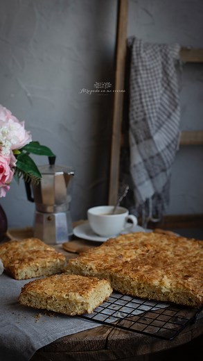 Pastel alemán de mantequilla y almendras: esta receta es una receta que aprendí a preparar en mi primer viaje a Frankfurt para visitar a nuestra familia alemana. Consta de una base de bizcocho y de una cobertura riquísima de almendra y mantequilla. No podéis dejar de probarlo. Se puede hacer en la bandeja tradicional del horno, aunque yo lo hago en una más pequeña para que salga algo más grueso el bizcocho. INGREDIENTES: Para la base: 4 huevos 200 ml. de nata líquida 200 gr. de azúcar 400 gr. de