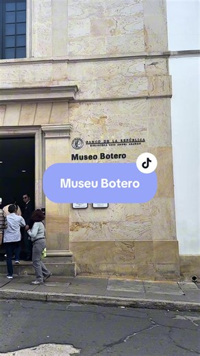 • É a chance única de ver o mundo através das curvas e volumes exagerados de Fernando Botero, o artista colombiano mais famoso da história, que doou sua coleção pessoal para que a arte fosse acessível a todos. •Além das obras icônicas do mestre, o museu abriga uma coleção internacional surreal com quadros originais de Picasso, Dalí, Renoir e Monet, tornando-o um dos acervos de arte mais importantes da América Latina. •A visita é gratuita e acontece em um casarão colonial deslumbrante no coração 