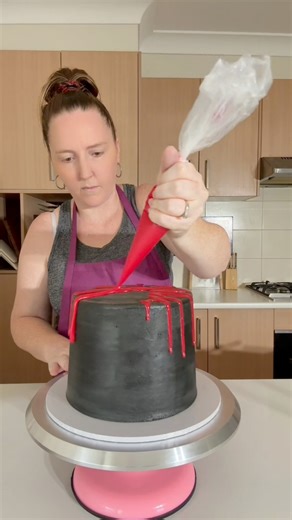 Ghostface Cake! The Scream Movie franchise is celebrating its 30th anniversary this year, with the final movie Part 7 releasing at the end of this month. I’m so excited and decided to do a competition cake in this theme! I used 2 Woolies sponge cakes and 1 Woolies Mudcake. Any questions please let me know! But be sure to let me know what you think of the design in the comments below 🫶 Than you everyone and of course the competition details will be posted shortly! #screammovie #Scream7 #cakes #c