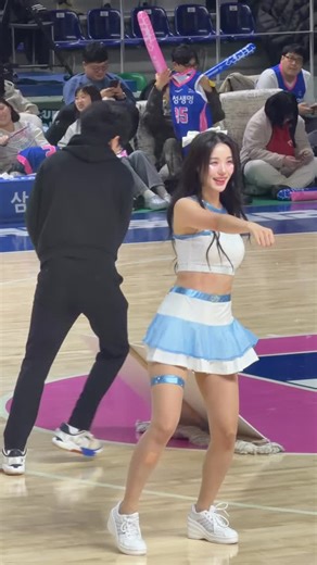 애리조나 on Instagram: "샤브샤브 사주세요 ＾＾ #고애리 #고애리치어리더 #용인삼성생명블루밍스"