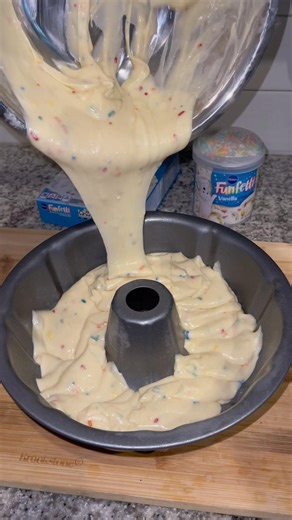 Let’s bake a cake together 🍰💕✨ #asmr #laqueshalux #cleantok #baking #cake