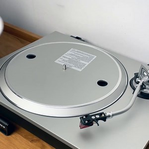 Funk Firm's Achromat is a distortion-reducing turntable mat made of a special absorptive polymer that fits on top of your turntable's platter. Standard 5mm version works w/ any turntable w/ VTA adjustment, avail in blk or white; special 1200 version also available! #ttlhifi ↳ learn more: turntablelab.com/Achromat5mm | Turntable Lab