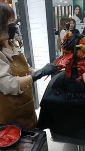 Thinking about adding fiery red shades to the ends?🔥 Now that’s a statement! 💇‍♀️ 대박 ✨ Style by @tnj_jian | Paseo de Magallanes | T & J SALON PROFESSIONALS