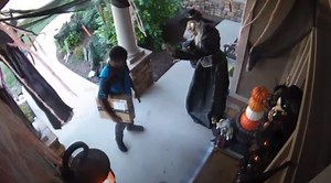 Amazon Delivery Driver Gets Spooked By Home's Halloween Decorations