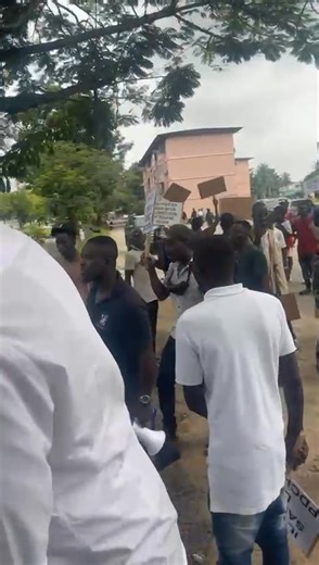 Devant la maison du PDCI ! Qui sont ceux là encore ?? #vlan | Kokobaka Sucré Officiel