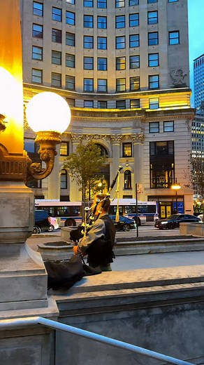 Downtown Chicago vibes 🇺🇸🎼 Downtown 📌 #chicago #chicagophotographer #chicagoarchitecture #chicagogram #chicagoblogger #chicagolife #chicagodowntown #chicagotravel #chicagotravel | Travel with me