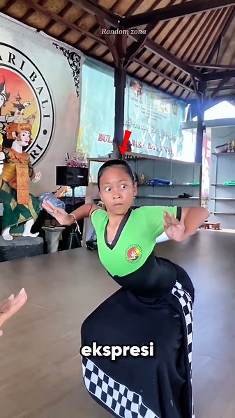 Mereka bukan marah tapi ini bagian dari tarian tradisional bali