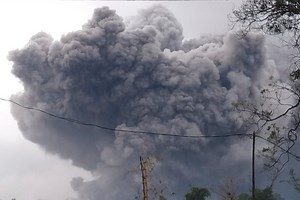 Monte Semeru pone en alerta a la isla de Java en Indonesia