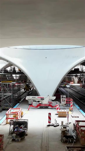 Stuttgart 21: Warum diese Lichtaugen flacher sind Vier von insgesamt 27 Lichtaugen auf dem Dach des künftigen Stuttgarter Hauptbahnhofs sind anders: Sie sind flach statt gewölbt. Warum? Die flachen Lichtaugen liegen am Kurt-Georg-Kiesinger-Platz – einem Platz mit Taxistand, viel Fußverkehr und direktem Zugang zur Bahnsteighalle. Damit dieser Bereich offen, übersichtlich und barrierefrei bleibt, musste auch die Architektur angepasst werden – Johannes Diener, Bauüberwacher bei der DB, erklärt den 