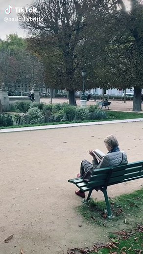 Readers of Paris: Capturing the Joy of Reading in Public